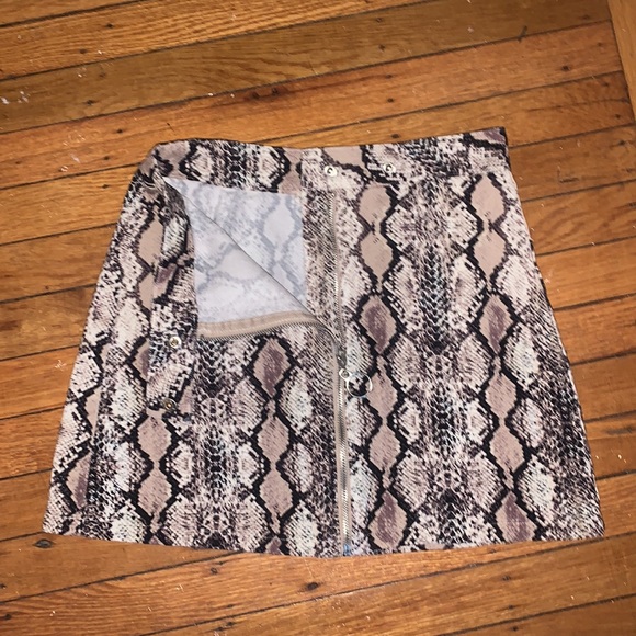 NWT Denim Snakeskin print zippered Mini Skirt - Picture 3 of 6